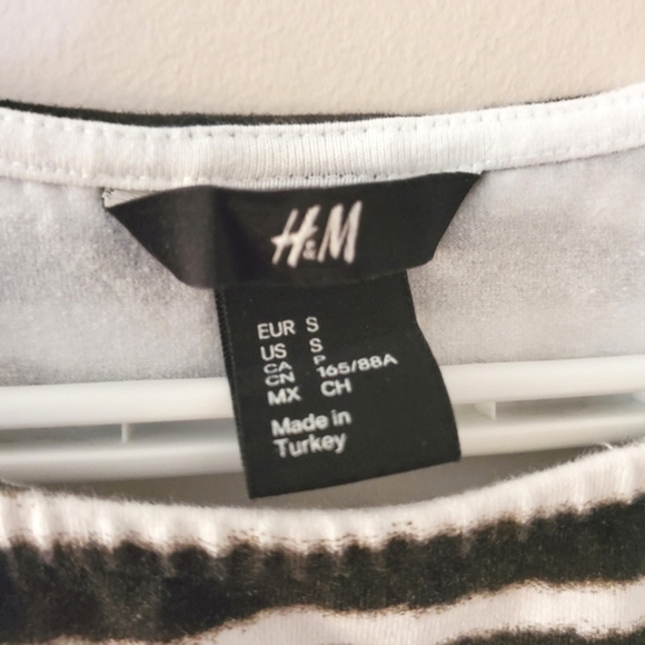 Ali Wong Netflix comedy special - H&M black and white striped floral dress - Picture 3 of 6